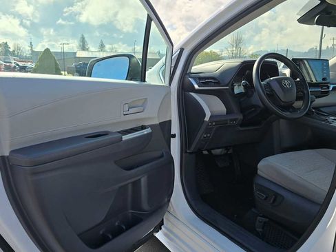 Used 2024 Toyota Sienna LE image 23