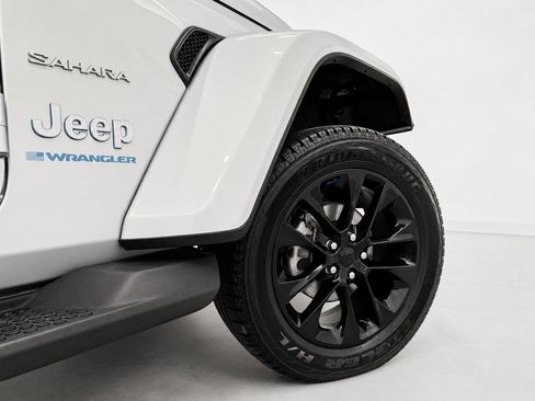 Used 2023 Jeep Wrangler Unlimited Sahara AWD/4WD image 12