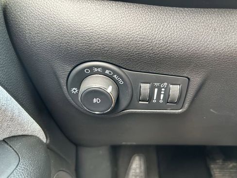 Used 2022 Jeep Compass Latitude w/ Sun and Sound Group AWD/4WD image 19