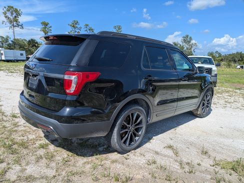 Used 2017 Ford Explorer XLT w/ Equipment Group 202A FWD image 4