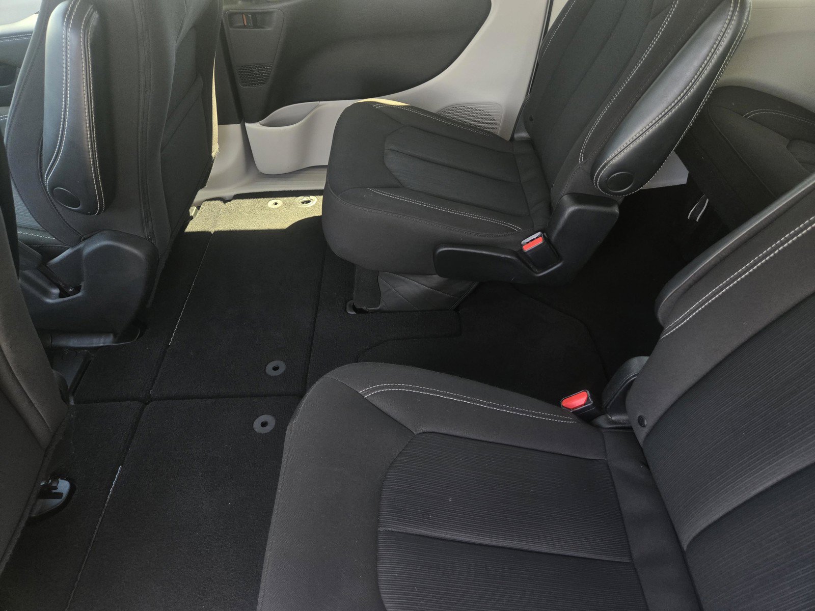 Used 2023 Chrysler Voyager LX FWD image 5
