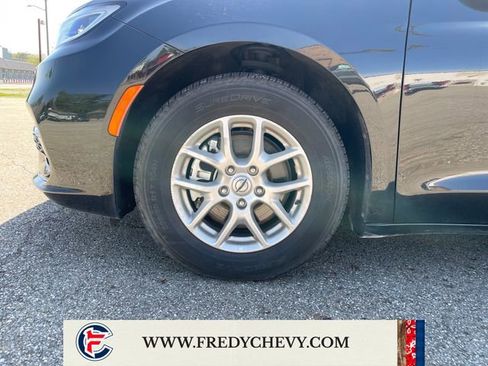 Used 2023 Chrysler Pacifica Touring-L FWD image 25