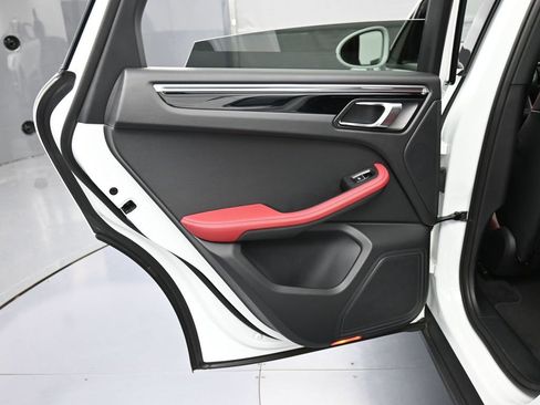Certified 2025 Porsche Macan image 23