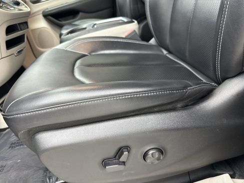 Used 2023 Chrysler Pacifica Touring-L image 26