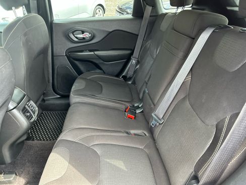 Used 2017 Jeep Cherokee Latitude w/ Cold Weather Group AWD/4WD image 22