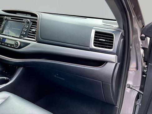 Used 2019 Toyota Highlander XLE FWD image 19