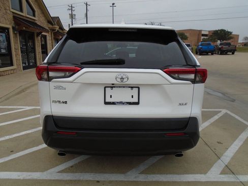 Used 2021 Toyota RAV4 XLE image 6