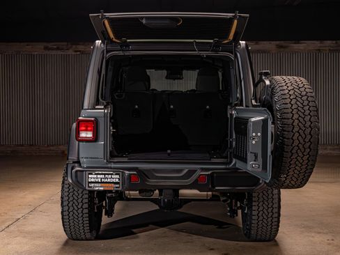 Used 2024 Jeep Wrangler Willys image 9