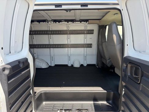 Used 2007 Chevrolet Express 3500 RWD image 33