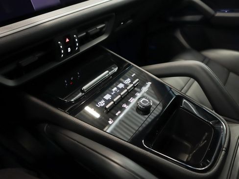 Certified 2024 Porsche Cayenne Coupe AWD/4WD image 15
