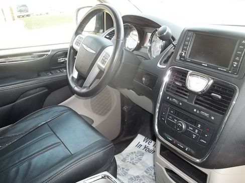 Used 2016 Chrysler Town & Country Touring FWD image 5