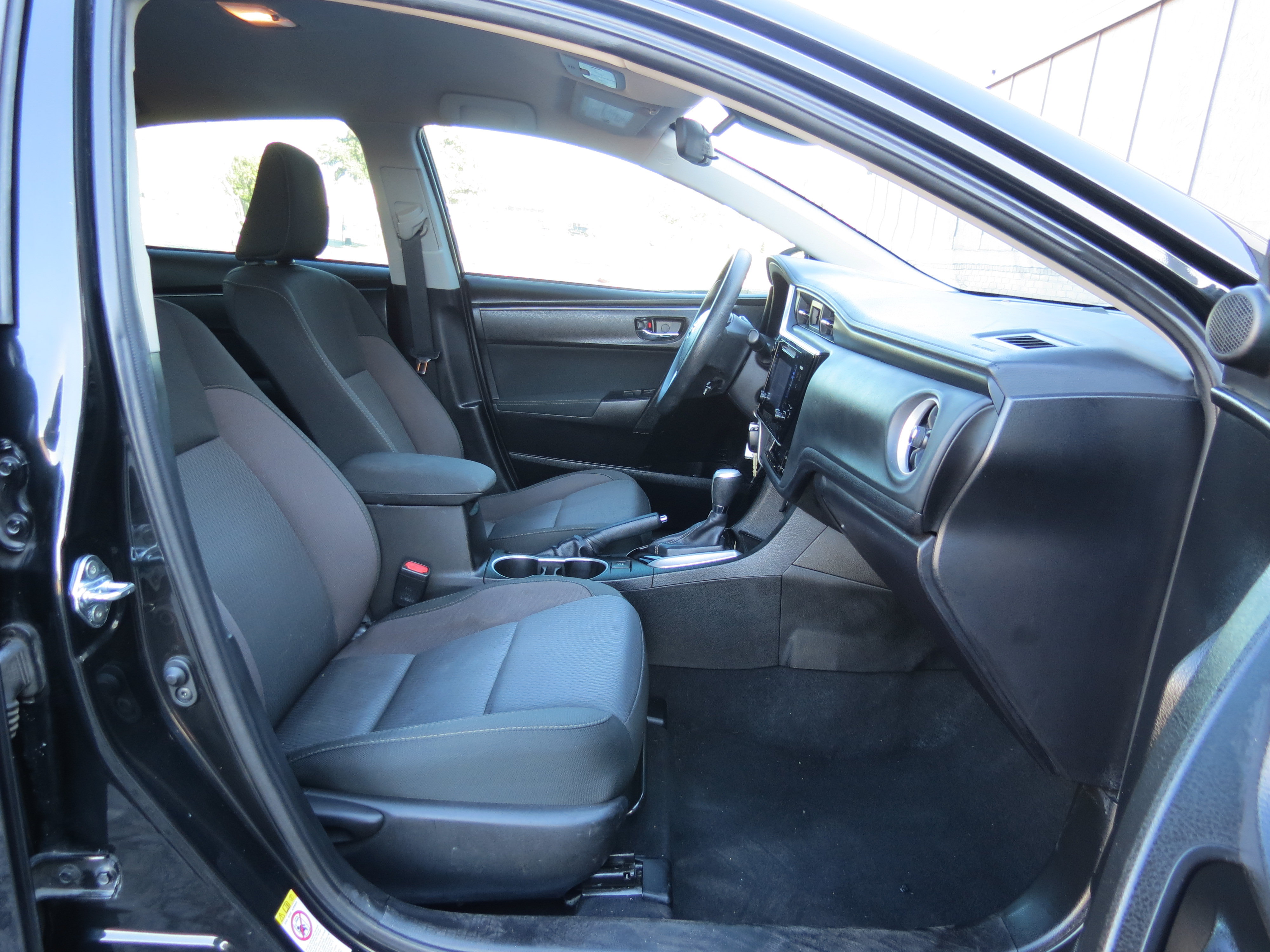 Used 2017 Toyota Corolla LE FWD image 33