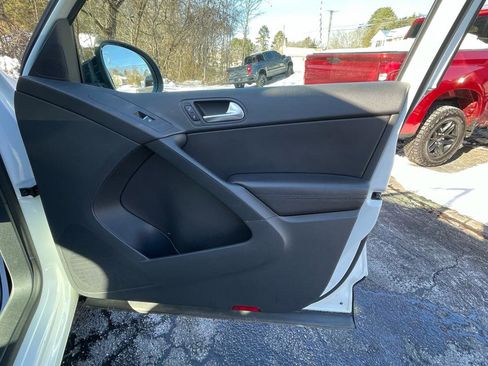 Used 2016 Volkswagen Tiguan SE image 27