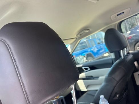 Used 2024 Kia Carnival EX FWD image 11