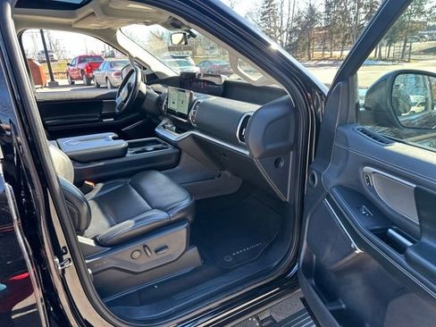 Used 2025 Ford Expedition Platinum image 13