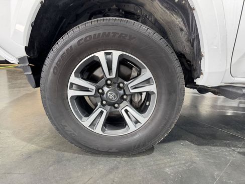 Used 2019 Toyota Tacoma TRD Sport AWD/4WD image 10