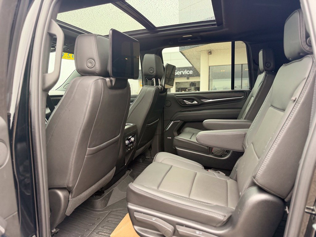 Used 2023 GMC Yukon XL Denali w/ Denali Reserve Package AWD/4WD image 9