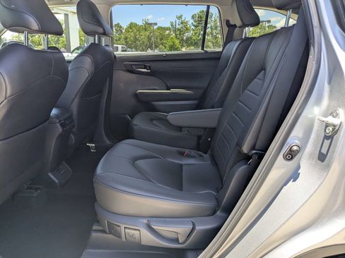 Used 2024 Toyota Highlander XLE AWD/4WD image 15