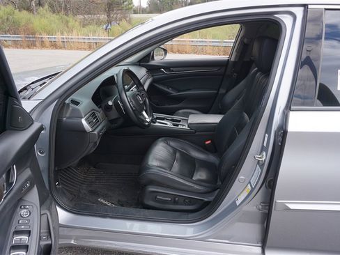 Used 2018 Honda Accord Touring image 2