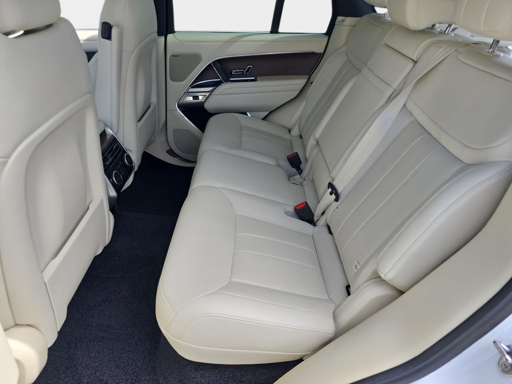 Certified 2025 Land Rover Range Rover SE AWD/4WD image 15