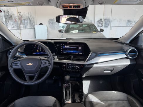 Used 2025 Chevrolet Trax LT image 33