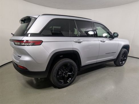 New 2025 Jeep Grand Cherokee Limited w/ Luxury Tech Group II image 7