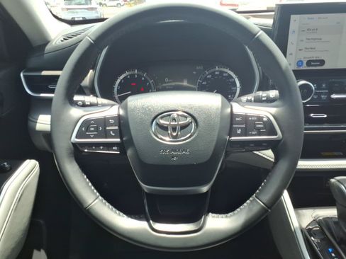 Certified 2024 Toyota Highlander XLE FWD image 14