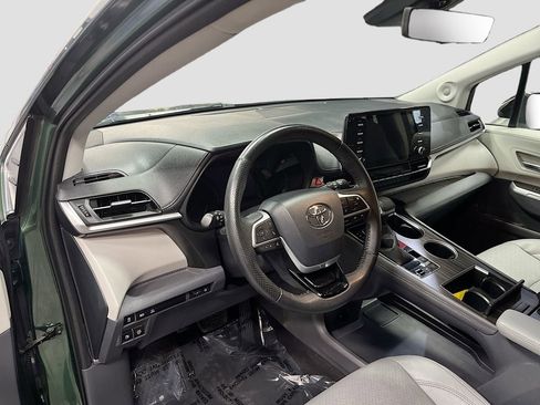 Used 2022 Toyota Sienna Limited image 9