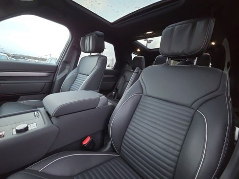 Certified 2024 Land Rover Discovery Dynamic SE image 13