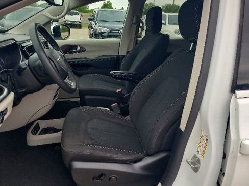 Used 2023 Chrysler Voyager LX FWD image 17