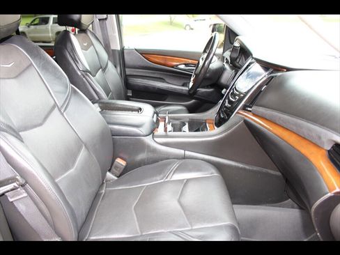 Used 2018 Cadillac Escalade Premium Luxury RWD image 15