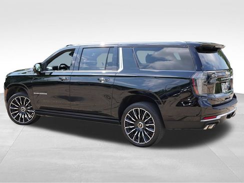 Certified 2026 Chevrolet Suburban High Country AWD/4WD image 8