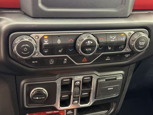 Used 2021 Jeep Wrangler Unlimited Rubicon w/ Cold Weather Group AWD/4WD image 18