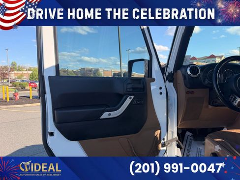 Used 2016 Jeep Wrangler Unlimited Sahara w/ Connectivity Group AWD/4WD image 19