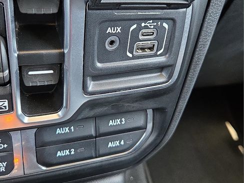 Used 2025 Jeep Wrangler Unlimited Rubicon image 17