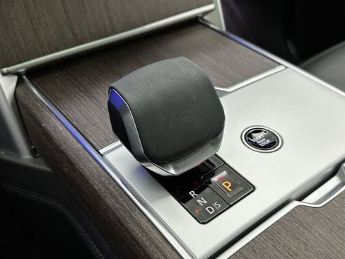 Used 2025 Land Rover Range Rover Long Wheelbase SE image 21