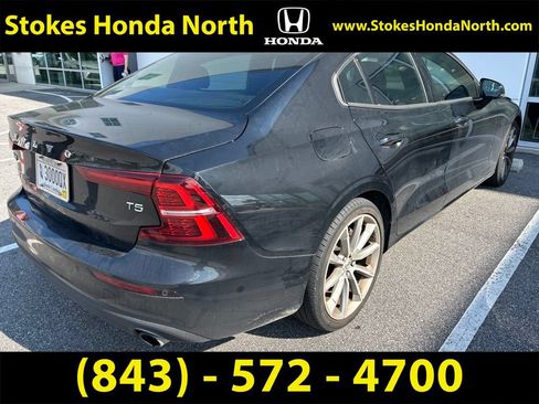 Used 2021 Volvo S60 T5 Momentum w/ Premium Package FWD image 4