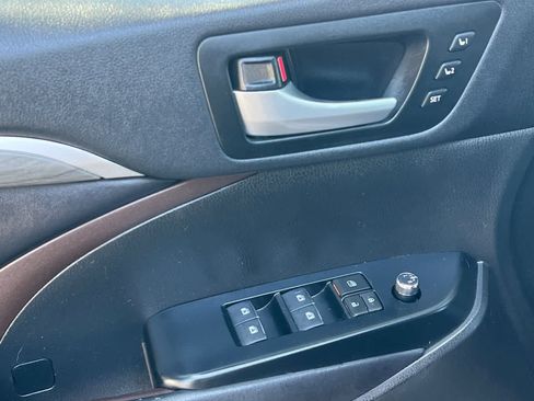Used 2017 Toyota Highlander Limited w/ Carpet Mat Package AWD/4WD image 13