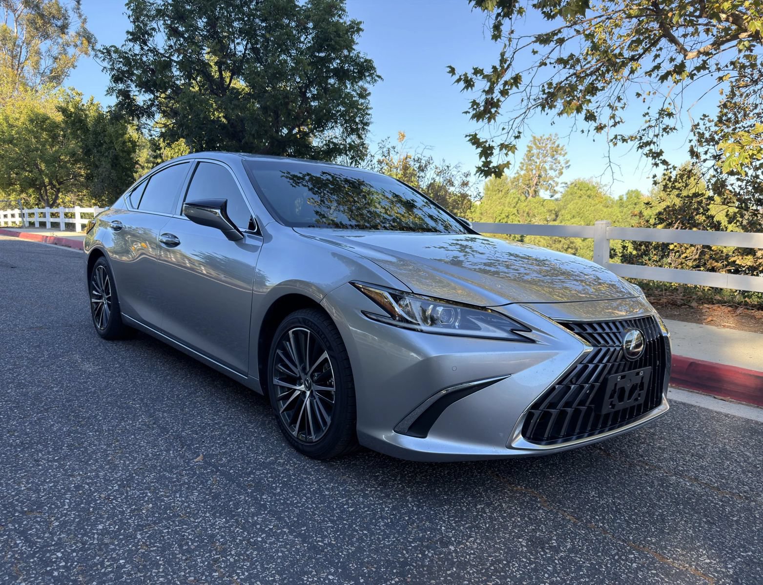 Used 2024 Lexus ES 300h w/ Premium Package FWD image 2
