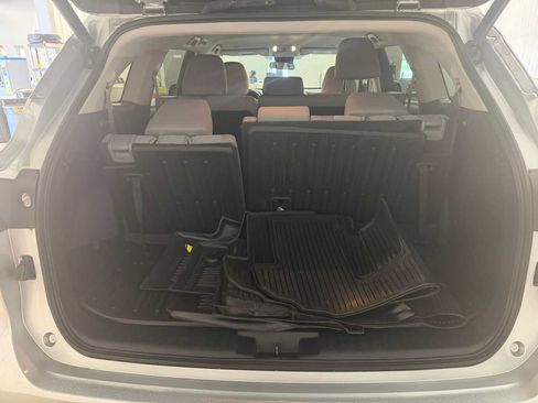 Used 2023 Toyota Highlander LE FWD image 17