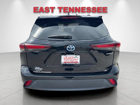 Used 2024 Toyota Highlander LE AWD/4WD image 4