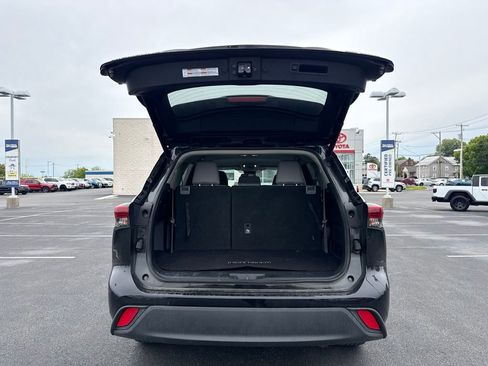 Used 2021 Toyota Highlander LE AWD/4WD image 6