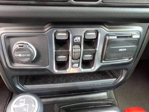 Used 2024 Jeep Wrangler Unlimited Sahara AWD/4WD image 27