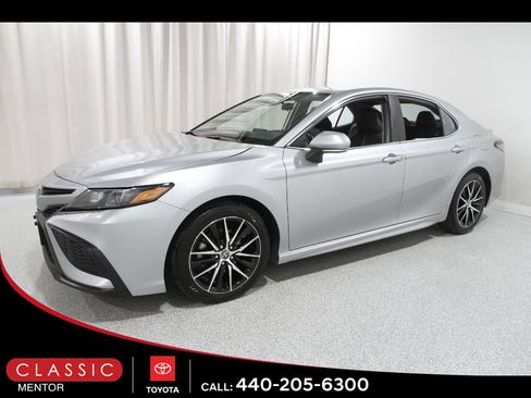 Certified 2024 Toyota Camry SE FWD image 3