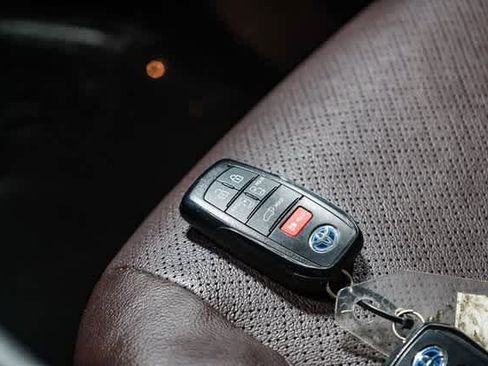 Certified 2023 Toyota Sienna Platinum image 30