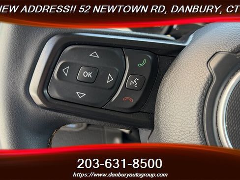 Used 2024 Jeep Wrangler Unlimited w/ Convenience Group AWD/4WD image 18