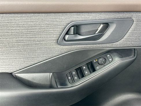 Used 2023 Nissan Rogue S image 22