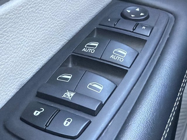 Used 2024 Chrysler Pacifica Touring-L FWD image 21