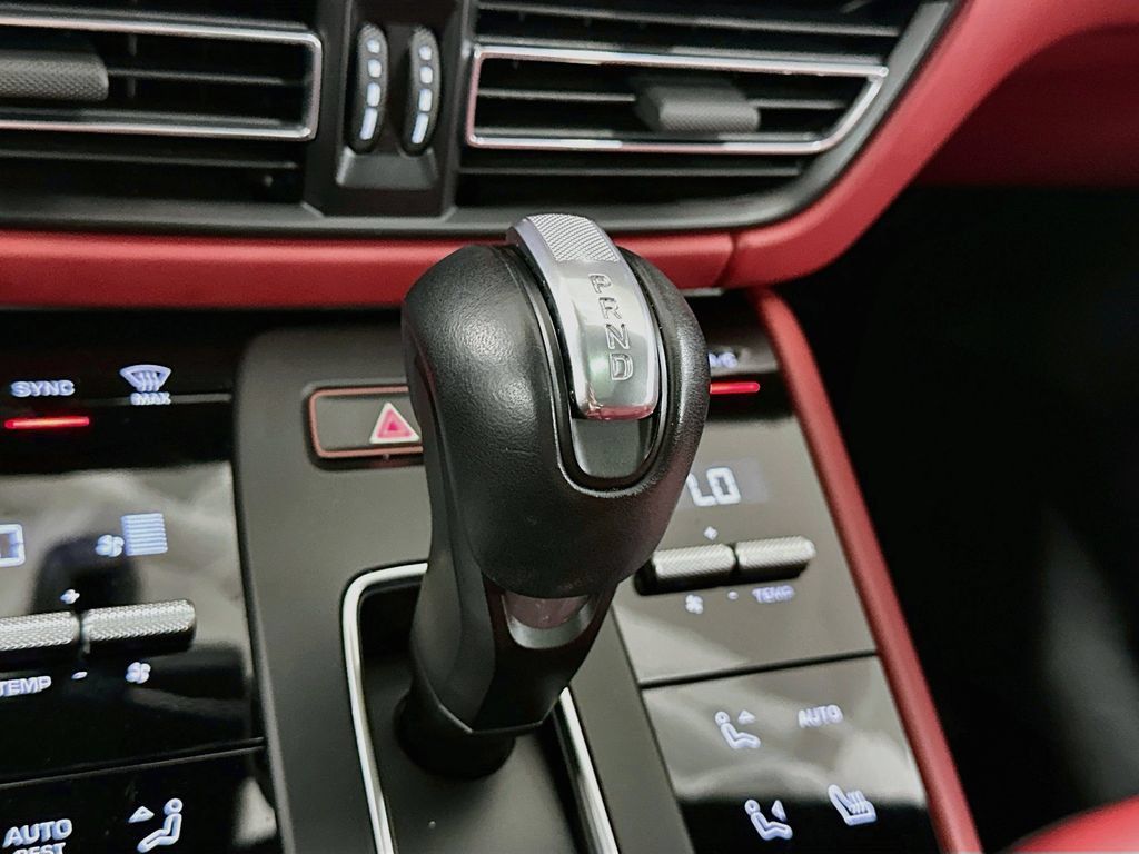 Certified 2025 Porsche Macan AWD/4WD image 18