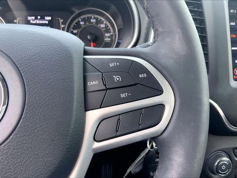 Used 2022 Jeep Cherokee Latitude w/ Sun & Sound Group AWD/4WD image 25